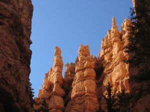 1200px-Bryce_Canyon_Hoodoos
